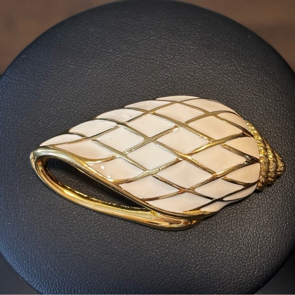 Trifari Cream and Gold Sea Shell Pin
Brooch circa 1980s - Picture 2 of 7